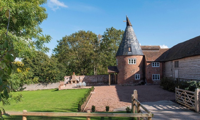 Leominster Cottage | Farm stay in former Hop Kiln surrounded by cider apple orchards near Leominster