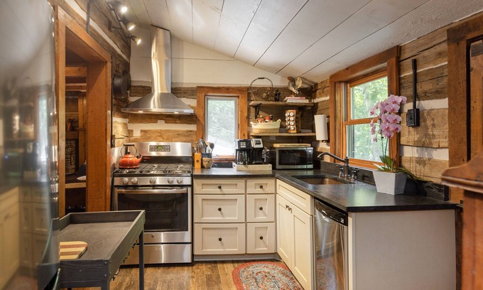 Fairview Cabin | Farm to Table Valley close to Asheville! Hearts-A-Bustin log cabin