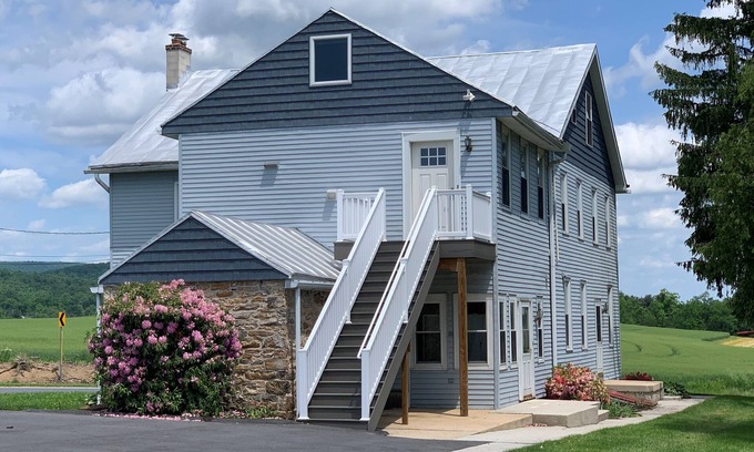 Jonestown House | Farm View - perfect for families