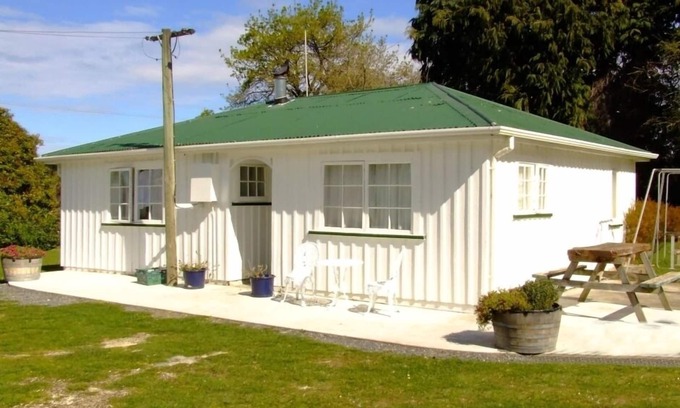 Kaikoura Bed & Breakfast | Farmers Cottage - Wacky Stays - six unique rentals - 4km from Kaikoura centre