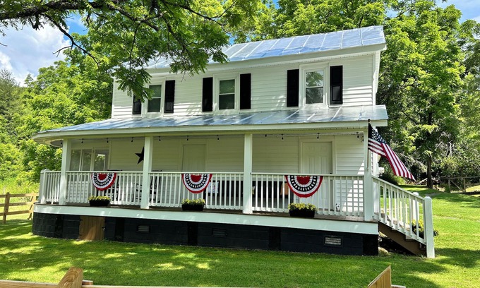 Piney Creek Other | Farmhouse 2 minutes from The New River in Piney Creek, NC