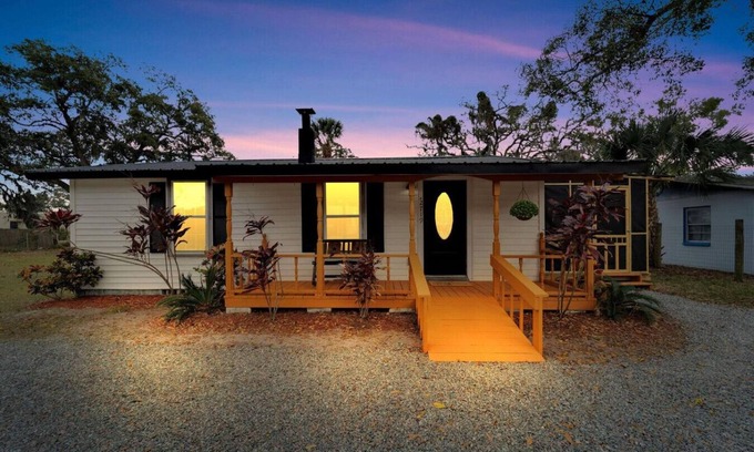 Tampa House | Farmhouse | 8 min to Hard Rock