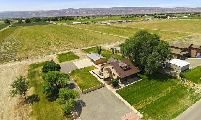 Fruita House | Farmhouse: 82" TV & Pool Table