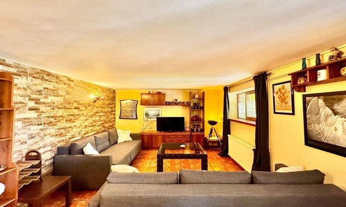 Galapagar Apartment | Farmhouse Apartment with Pool
