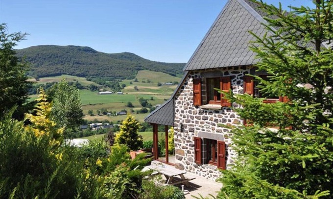 Le Claux Cottage | Farmhouse Auvergne Mountainview
