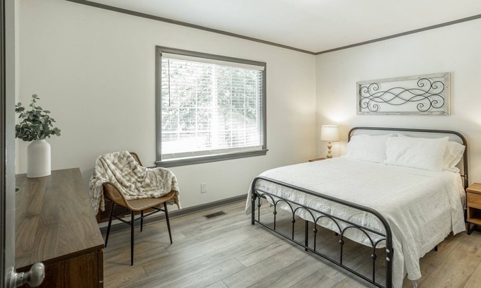 East Ridge House | Farmhouse Bungalow | Close to Hamilton Mall + Downtown!