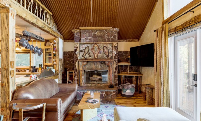 Bailey Ski Chalet | Farmhouse Cabin * Secluded 2.5 acres * Pet Friendly