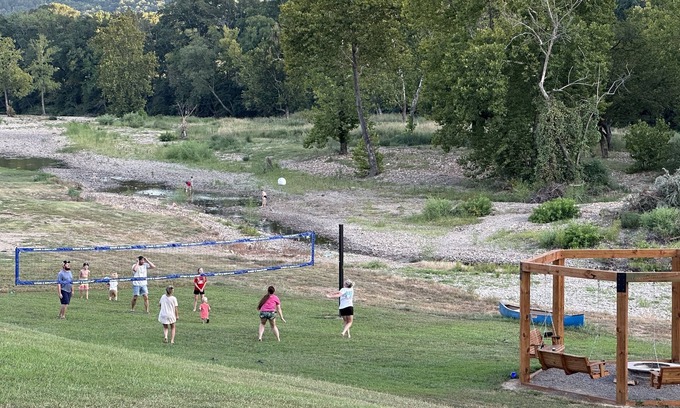Glenwood House | Farmhouse: Caddo River Cabin with a Slide, & Fire pit+Swings+Hammocks+Volleyball