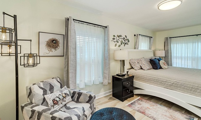 Lakeland House | Farmhouse Chic Luxe 3/2 Home near I4