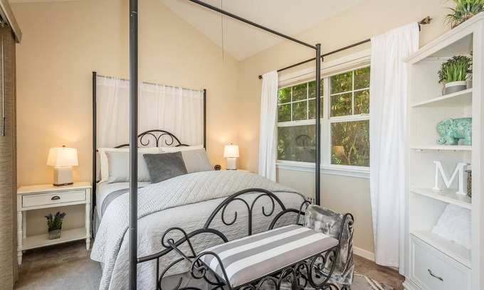 Callender House | Farmhouse Close to Beach, 3 Bedroom, 2 Bath (Sleeps 6)