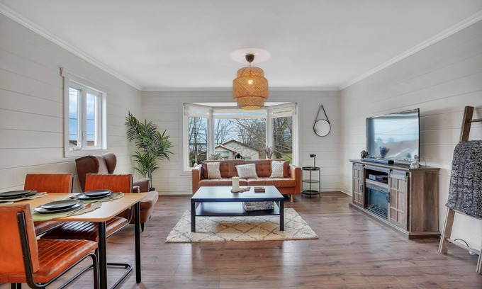 Ottawa Division Other | Farmhouse Cottage Feel near the City