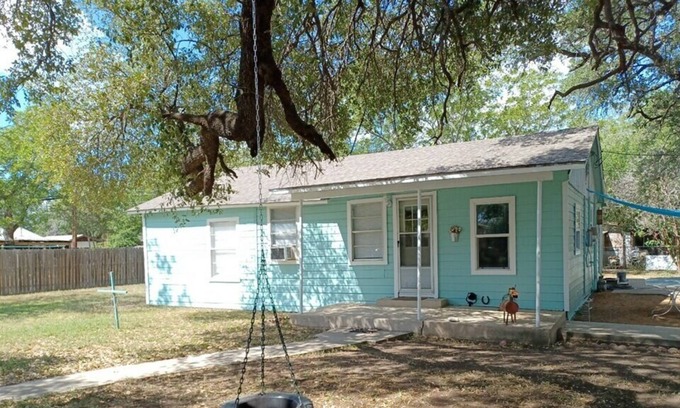 Uvalde Cottage | Farmhouse cottage with spacious yard and grilling area.