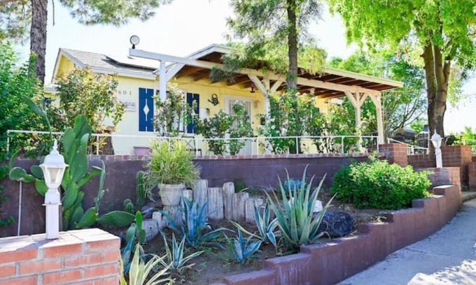 Avondale Cottage | Farmhouse Escape w/Mountain Views