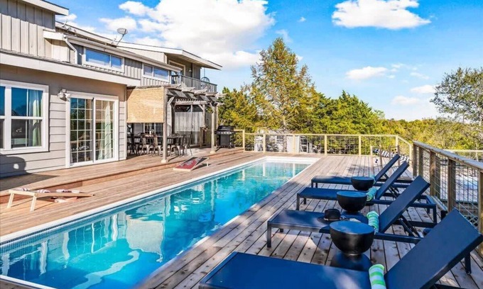 Manor House | Farmhouse ~ Hot Tub + Pool ~ On Expansive 5 Acres!