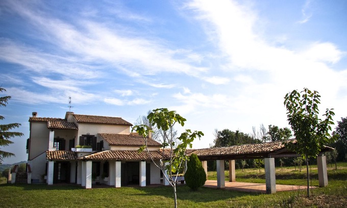 Rapino House | farmhouse immersed in the green Abruzzo countryside with a tennis court