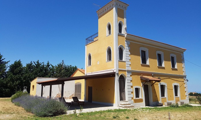 Chieuti House | farmhouse in a hilly position a stone's throw from the sea