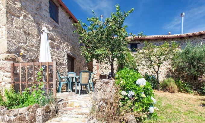 Panton Other | Farmhouse in Castrotañe near Sil Cañon