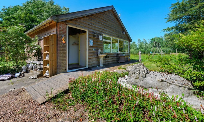 Hoogzand House | Farmhouse in Eastermar near De Leijen River