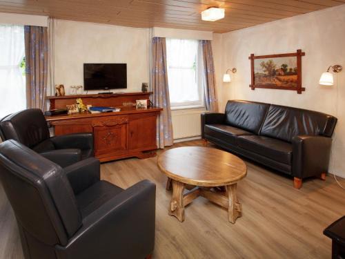 Nederweert-Eind House | Farmhouse in Nederweert near Canal Trails, cleaning included