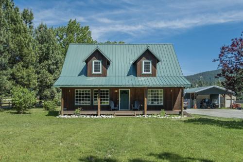 Leavenworth House | Farmhouse in Plain by NW Comfy Cabins