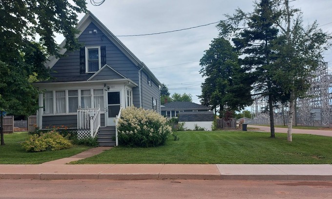 Summerside House | Farmhouse in the City. Shop, dine and more within walking distance.
