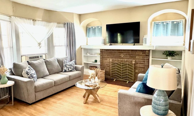 Shaker Heights Apartment | Farmhouse In The City CLE Clinic-Long Stays Welcome - 2bd/1bth WiFi, Full Kitch