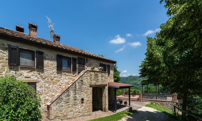 Monteluiano House | Farmhouse in Umbria with Pool & Views