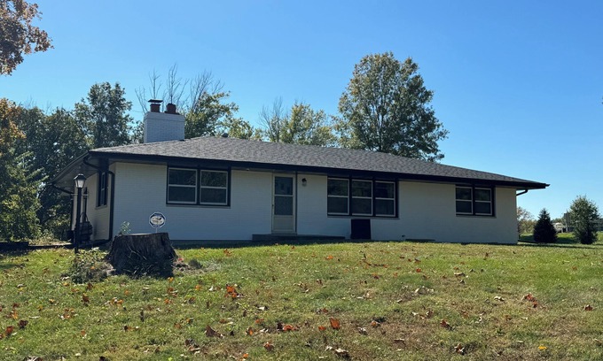 Columbia Other | Farmhouse located close to I-70 and minutes from MU campus