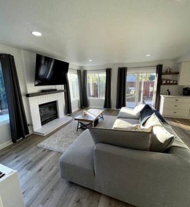 Vista House | Farmhouse, Modern Kitchen, Yard