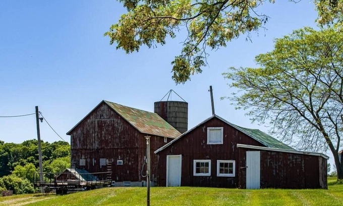 Wellington House | Farmhouse PEC - Centrally Located in PEC