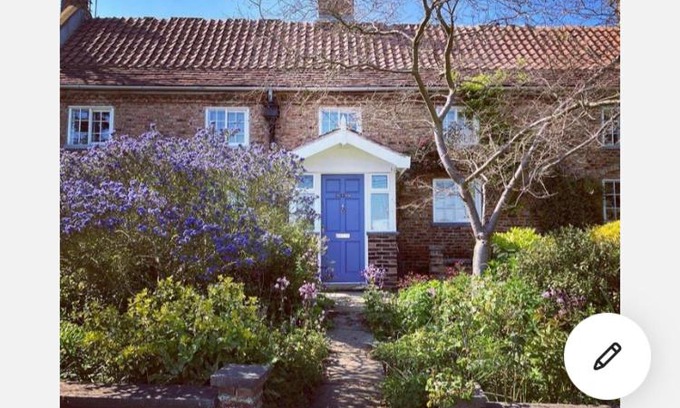 Gate Helmsley House | farmhouse , quirky 3/4bed period home with hot tub