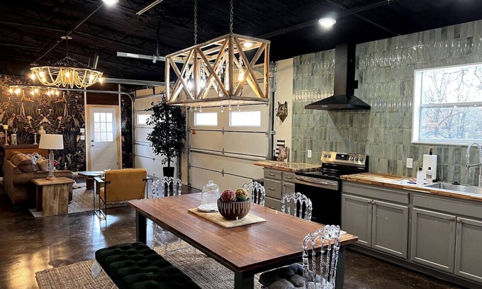 Oklahoma County Cabin | Farmhouse Retreat 2 bed 1 1/2 bath Arcadia