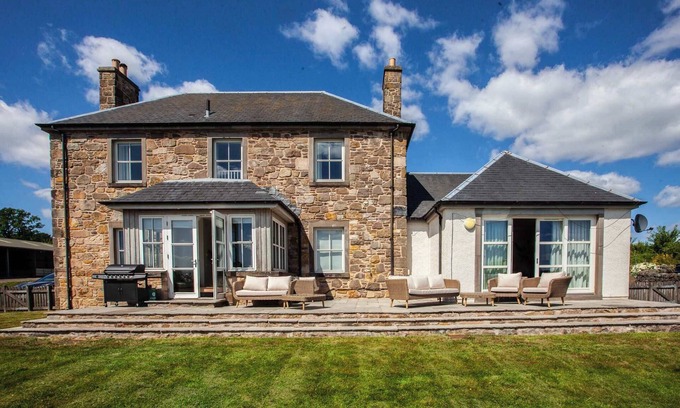 Bishopton House | Farmhouse Retreat only 20 mins to Loch Lomond