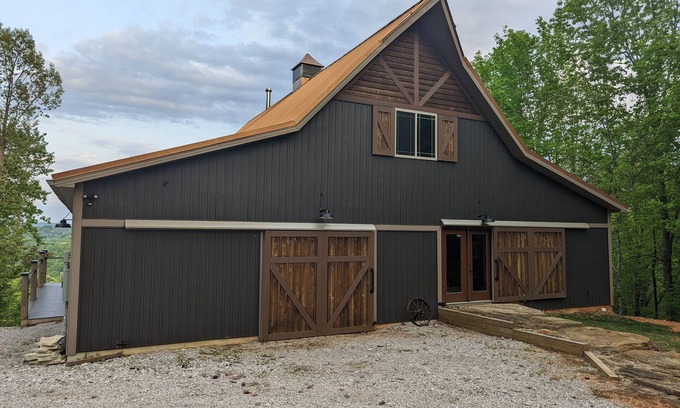 Celina House | Farmhouse retreat overlooking Dale Hollow