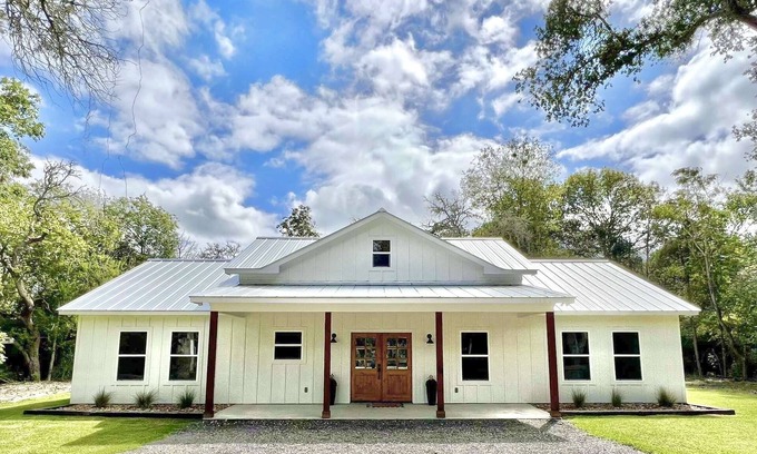 Fayetteville Other | Farmhouse Retreat under the Oaks, located close to Round Top