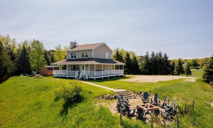 Traverse City House | Farmhouse Retreat*Great View*Hot Tub*Wineries