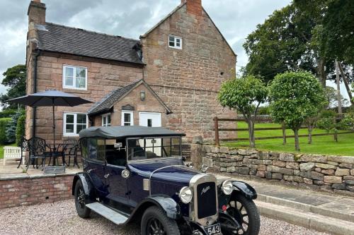 Cauldon Low House | Farmhouse - Sleeps 6 - Pet friendly - Garden