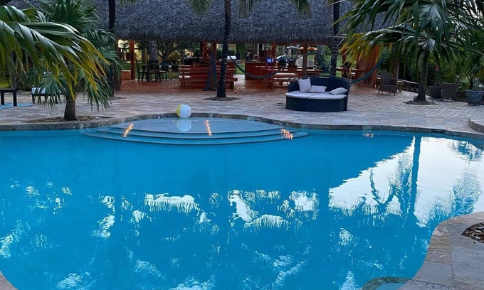 Florida City House | Farmhouse stay with amazing pool!