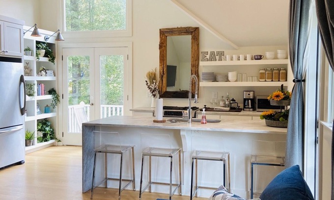 Palmetto House | Farmhouse Style Carriage Home w/Pool Access