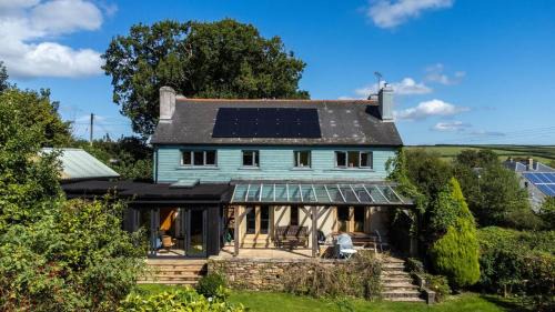 Totnes House | Farmhouse With Garden & Countryside Views