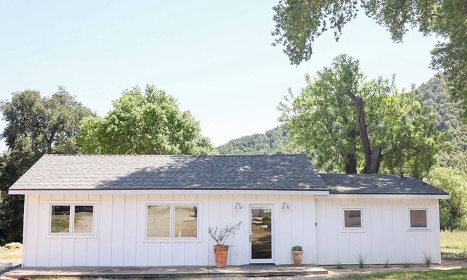 Templeton House | Farmstay off 46W + Vineyard Drive, Paso Robles Lavender Co, w/Hot tub