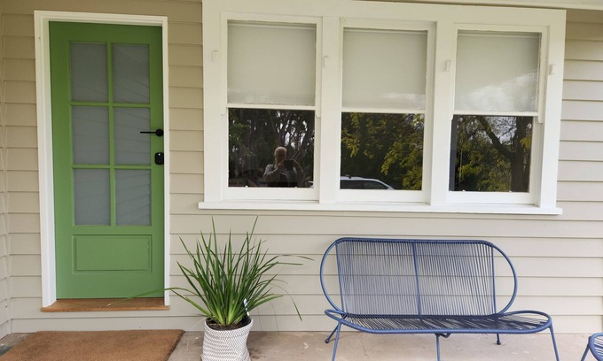 Gnarwarre Cottage | Farmstay Peppercorn Cottage. Space to appreciate.