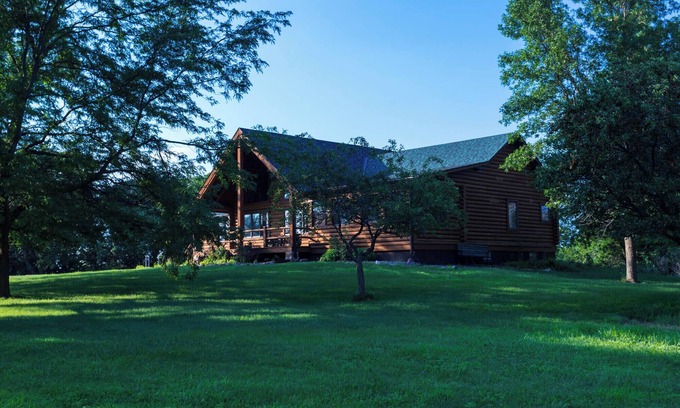 Ames House | Farmstead Lodge: Your Serene Log Cabin Retreat with AC, WiFi