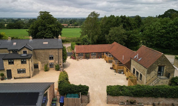 Garsdon Cottage | Farmyard Cottage - Luxury Cottages