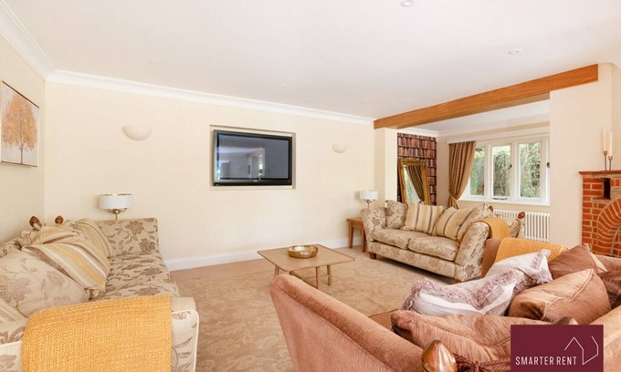 Rushmoor District House | Farnborough - Gated Entrance, Driveway, Garden