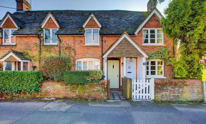 Crondall Cottage | Farnham Cosy Country Cottage
