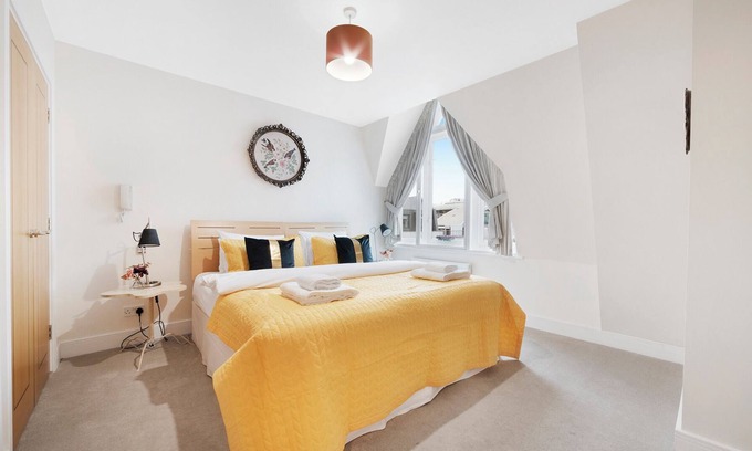 Farringdon Apartment | Farringdon Penthouse | Spacious 3 Bedroom 2 Bath