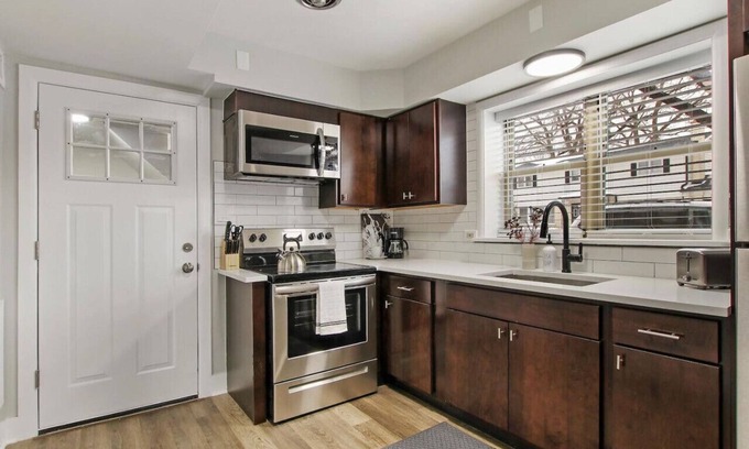 Skokie Apartment | Fascinating 1BR Apartment close to Leisure Center