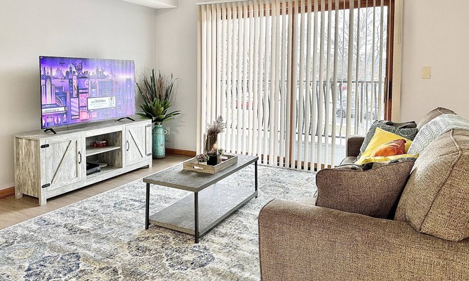 Hickory Hills Apartment | Fast Wi-Fi/4KTV/Free parking/Comfy beds/Getaway