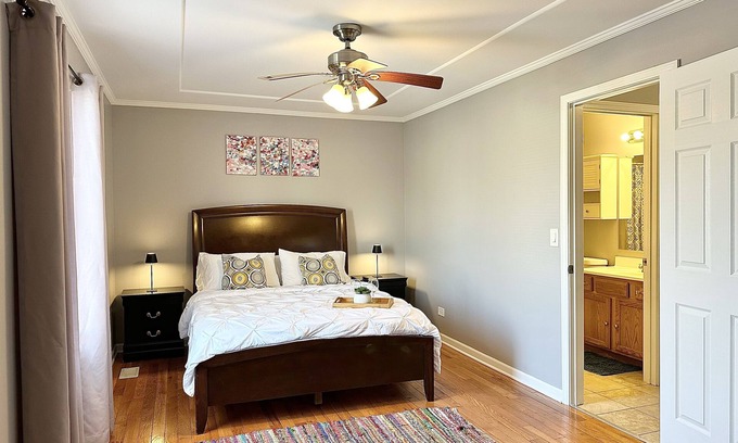 Fox Valley House | Fast Wi-Fi/Comfy beds/Free parking/3bdr house/4TVsn